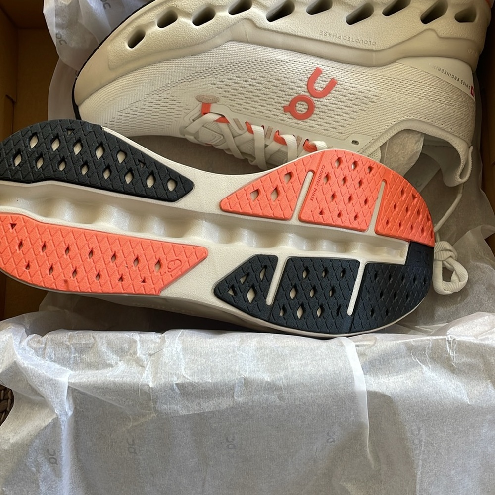 On Cloud Surfer Max , Womens 8.5 B,